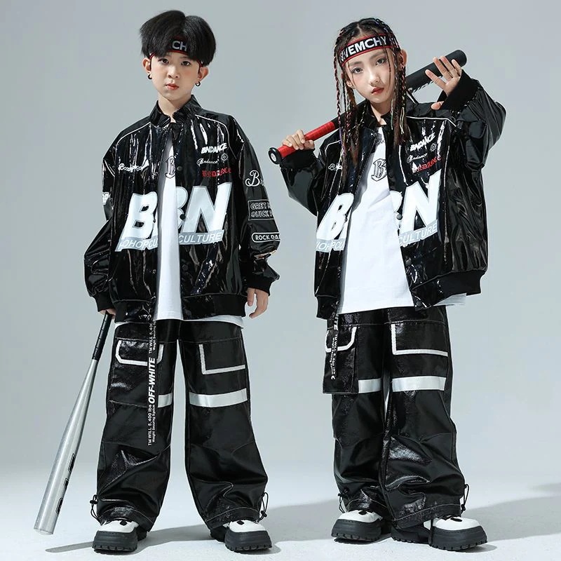 子供の街のダンスの潮服の2025新型の女の子のジャズダンスの公演服の男の子のかっこいいヒップホップの明るい皮のアメリカのスーツ