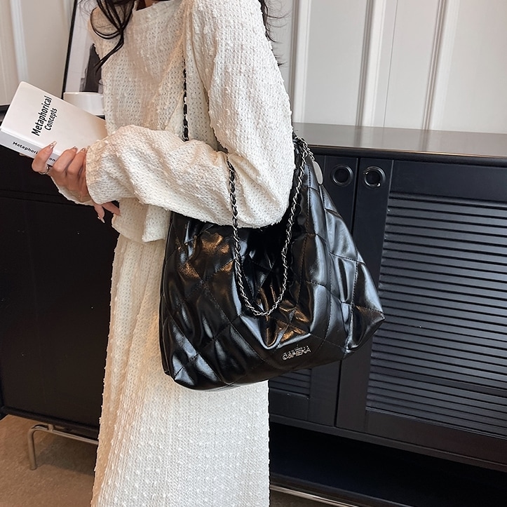 バッグ カバン 鞄 レディース トート 肩掛け ショルダー ストラップ チェーン ポーチ付き キルティング シンプル きれいめ 上品 お洒落 通学 無地 4,116円