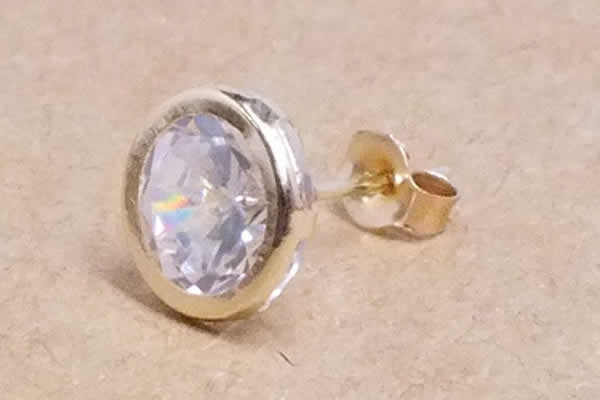 14金丸台座ジュエルピアス 1個 片耳 キャッチ スタッド 本物の金 女性 男性 綺麗 キラキラ