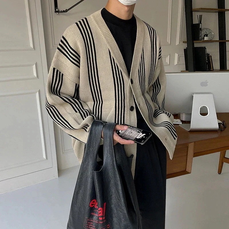 メンズカーディガンジャンパーと緩いカジュアル風Vネックストライプニットセータージャケットのの韓国語バージョン 6,929円