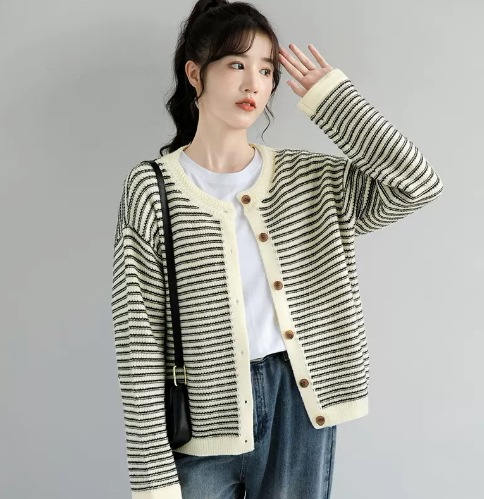 デート モテコーデ カラー豊富 トップス カーディガン 袖あり 長袖 Uネック 前開き ボタン かわいい 可愛い きれいめ シンプル カジュアル 上品 おしゃれ お洒落 レトロ 可愛い