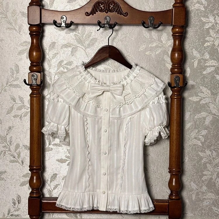 Lolita自家製海塩童話純綿中にロリータ丸襟シャツを掛けて底泡袖肩上着を打ちます