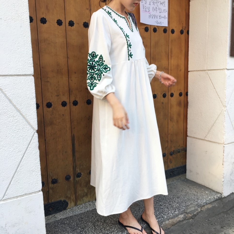 ワンピース ミモレ丈ワンピース 長袖 襟なし ラウンドネック 切り替えデザイン ミモレ丈 かわいい 大人可愛い きれいめ シンプル 上品 おしゃれ きちんと 大人女子 こなれ感 個性的 主役級 存在感