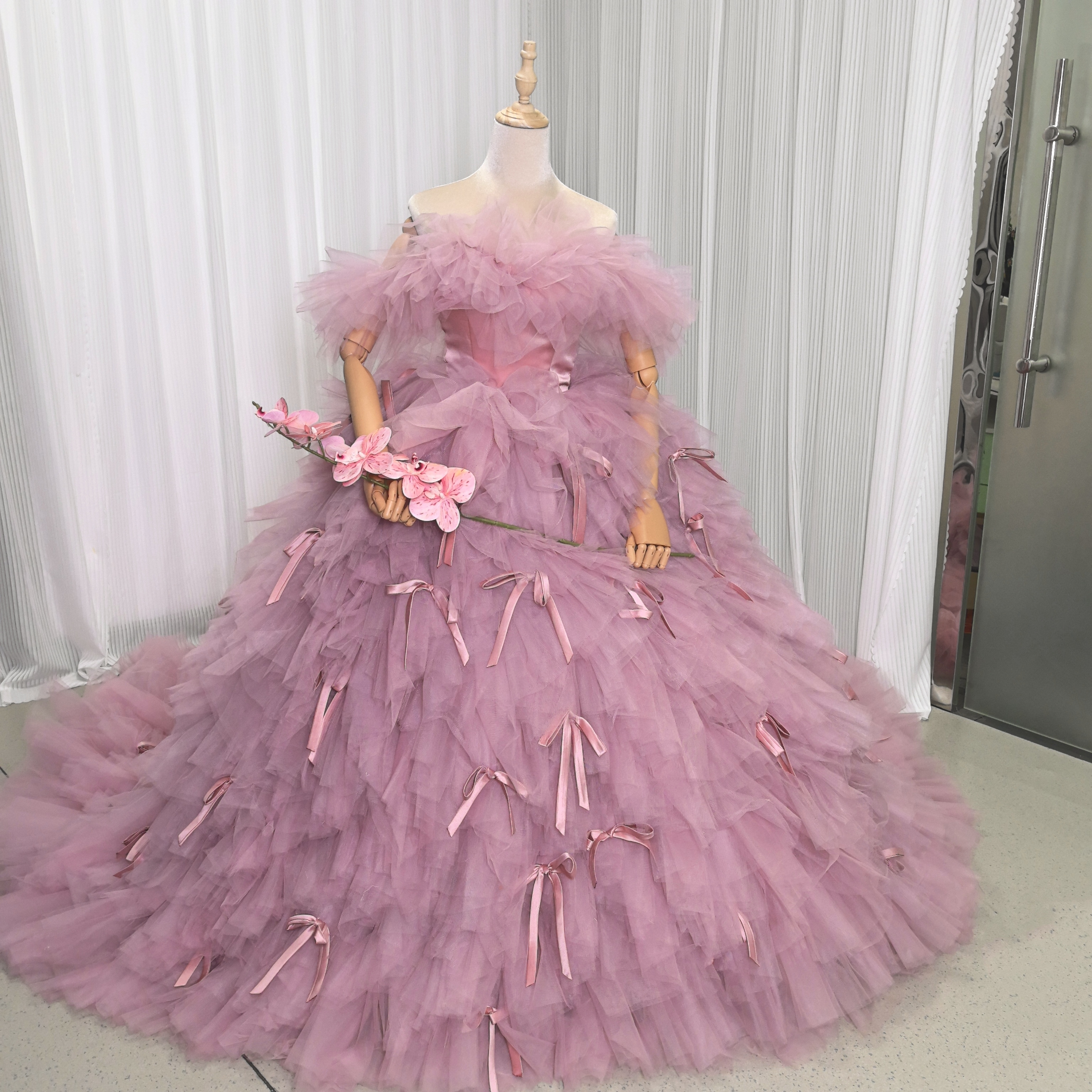 カラードレス ピンク 取り外し可能なオフショルダー リボン もこもこドレス 華やかなトレーン フレアスカート 結婚式