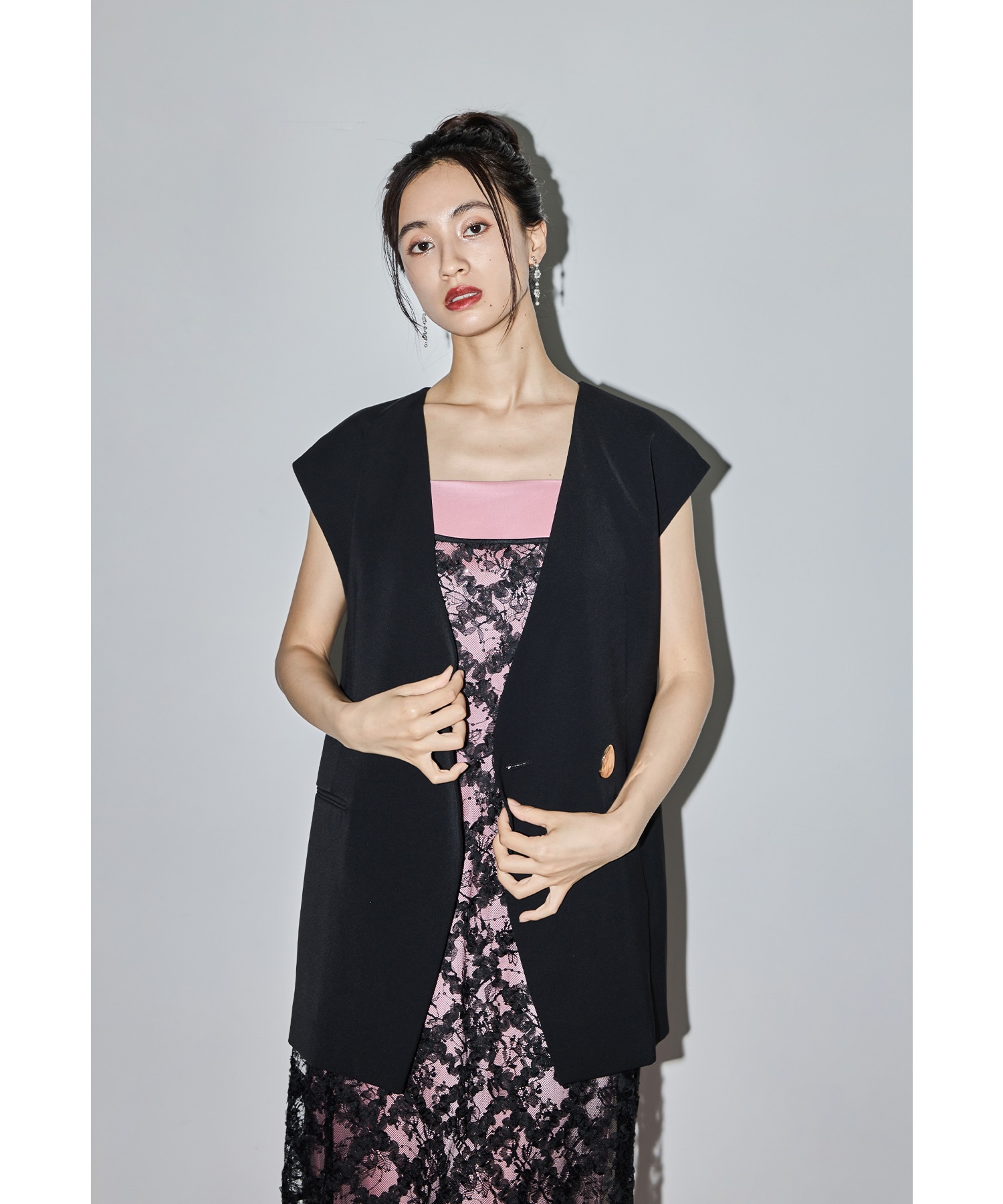 ゴールドボタンジレ ベスト ジャケット レディース 羽織 ミドル丈 トップス ノースリーブ 袖なし シンプル 無地 レイヤード 結婚式 パーティー 二次会 食事会 謝恩会 成人式 同窓会 入学式