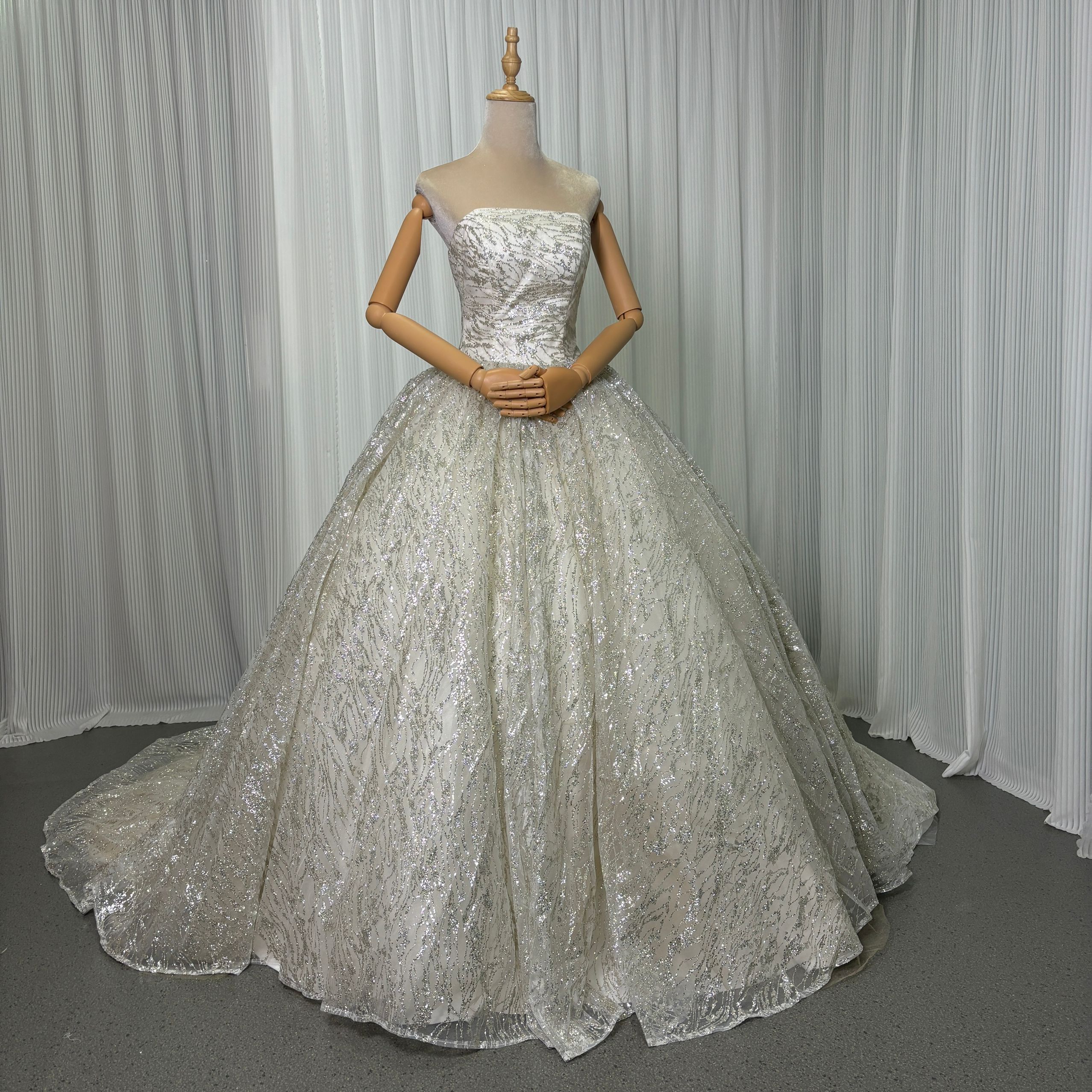 華やか ウェディングドレス ベアトップ グリッタードレス くるみボタン 憧れのドレス 結婚式 87,450円