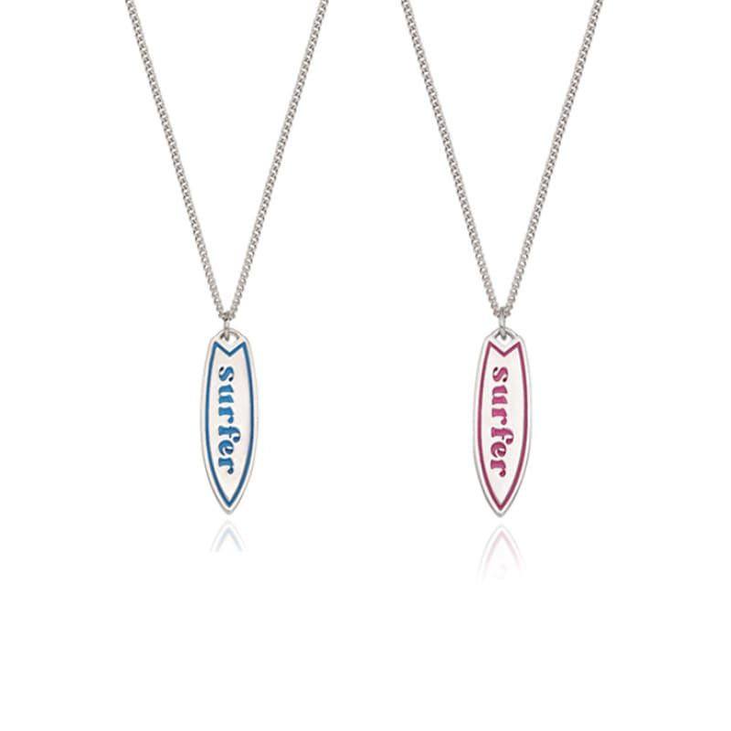 [ZB1 ジャンハオ 着用] Lettering Surfing Board Necklace 韓国 アイドル アクセサリー シルバー レディース メンズ VH2336NE006B