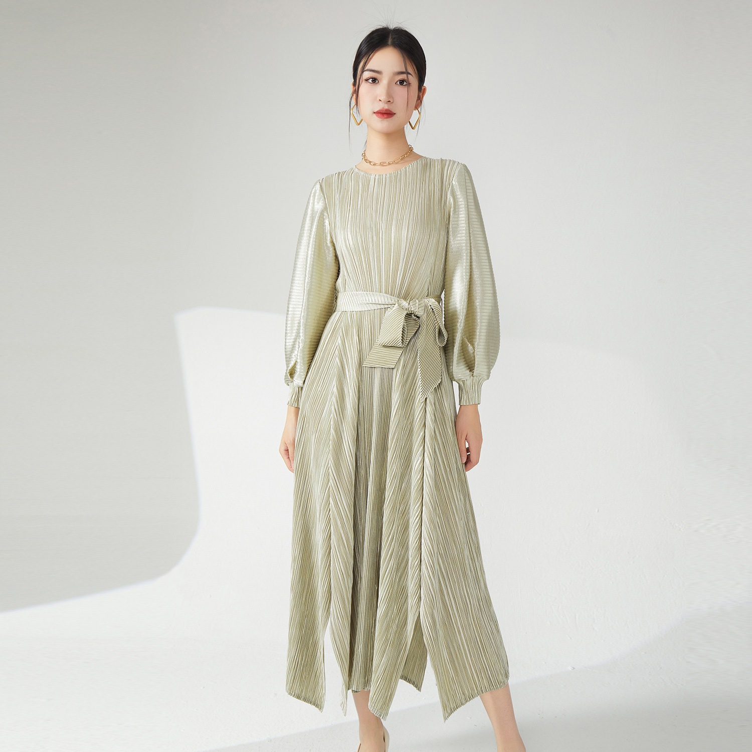 欧米のワンピースの婦人服の金属の灯籠の袖のゆったりしたストラップの気質の優雅なしわのスカート