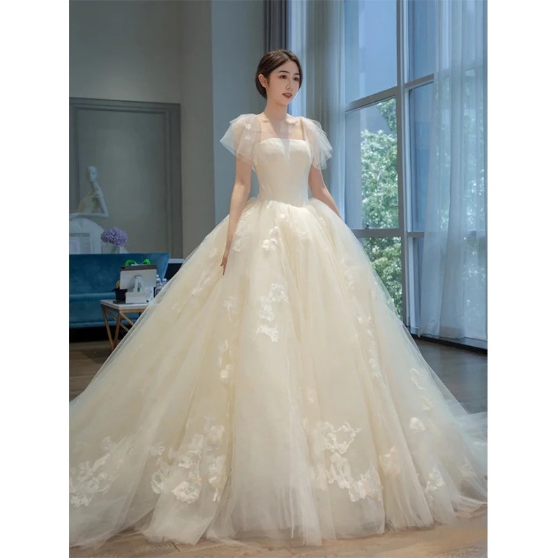 花嫁が外出するための軽いウェディングドレス2025新しいメイン糸気質ブシンで感旅行写真大きな尾の女性大きな尾を持つ女の子を撮影します
