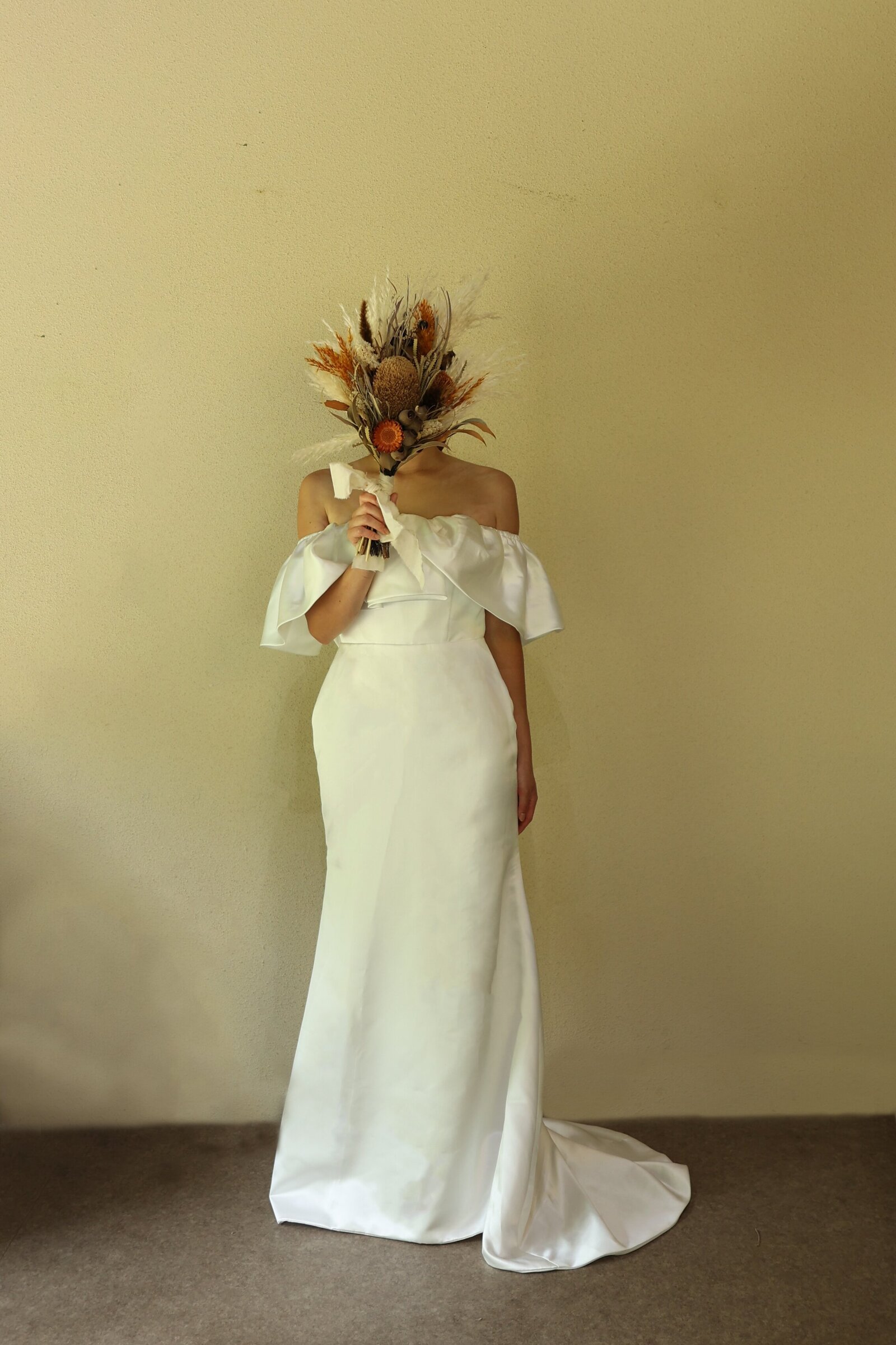 パーティードレス オフホワイト オフショル 光沢サテン 前撮り 色直し