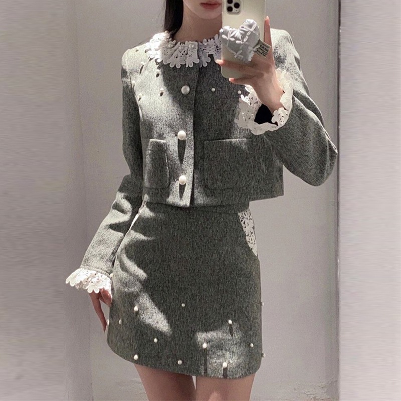春と秋にぴったりのシャネル風のエレガントなツーピースセットレースのトリムが施されたショートジャケットハイウエストのスリムなボディコンスカートシックなツーピーススーツ