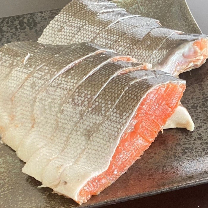 【切り身】高級紅鮭使用甘塩半身　2枚（1枚約900ｇサイズ）　冷凍　ロシア産　べにさけ　紅サケ　さけ　サケ　べに　しゃけ　シャケ　焼き魚　朝食　肴　お中元　お歳暮　母の日　父の日水産物加工品