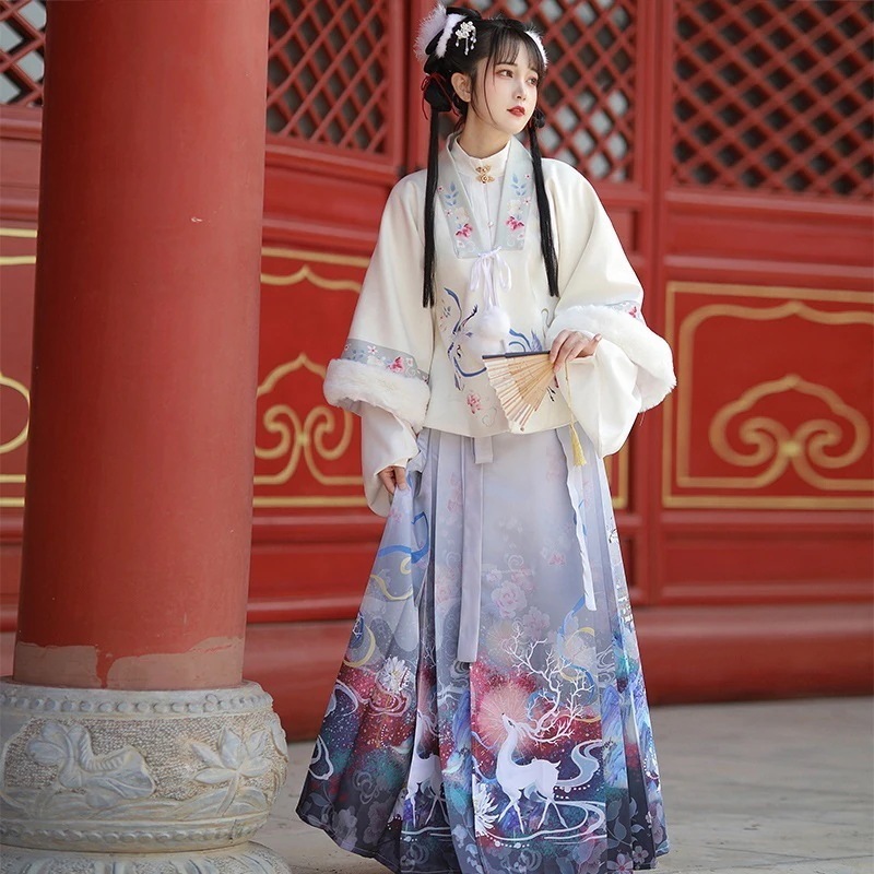 明朝の漢服の女性の2022年の新しいフォンテーヌ白鹿の冬の改善中国風の馬の顔のスカートの厚い新年の挨拶の衣装の古代の衣装