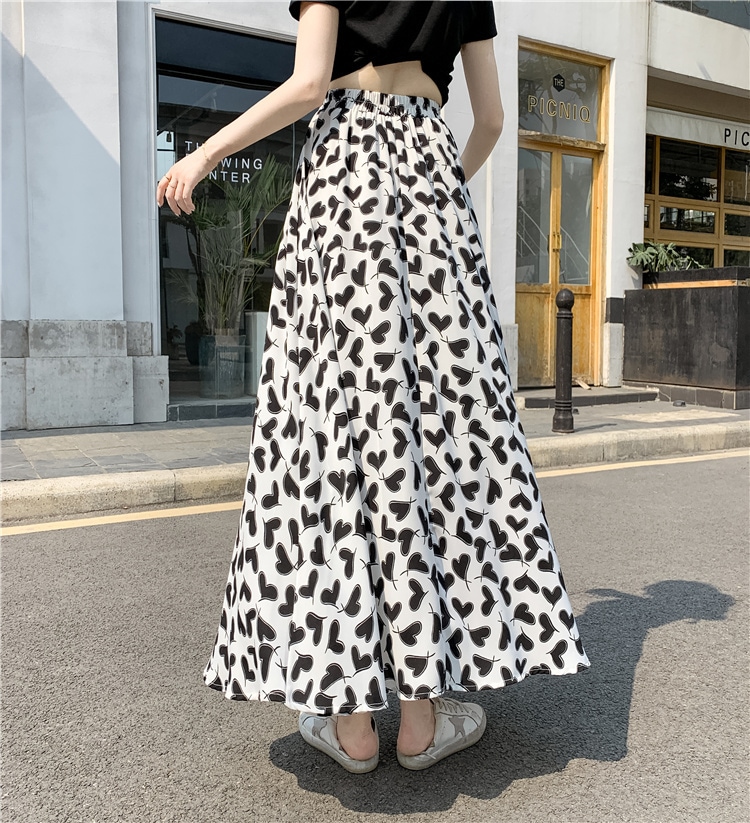 ハート柄フレアスカート スカート ボトムス フレアスカート ロング ロング丈 フレア Aライン ハイウエスト ウエストゴム かわいい 大人可愛い きれいめ シンプル カジュアル 大人 上品 おしゃれ