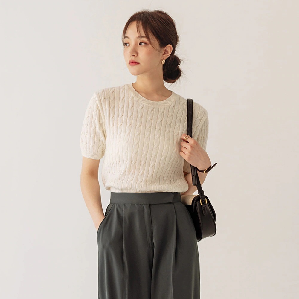 ラウンドネックケーブル編みニットトップス
