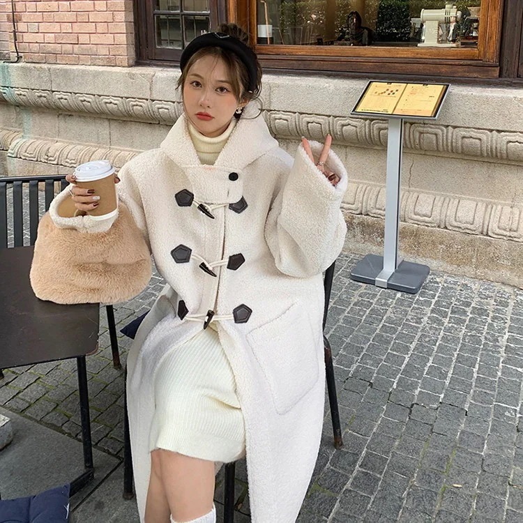 韓国版ラム毛コート女性厚手ミディアム丈ゆったり牛角ボタン毛皮を模した一体型フードコートで保温 アウターウェア 韓国ファッション 人気アウター