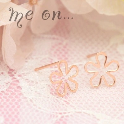 me on... K10ピンクゴールド丸みを帯びたロマンチックスイートオープンフラワー プチピアス