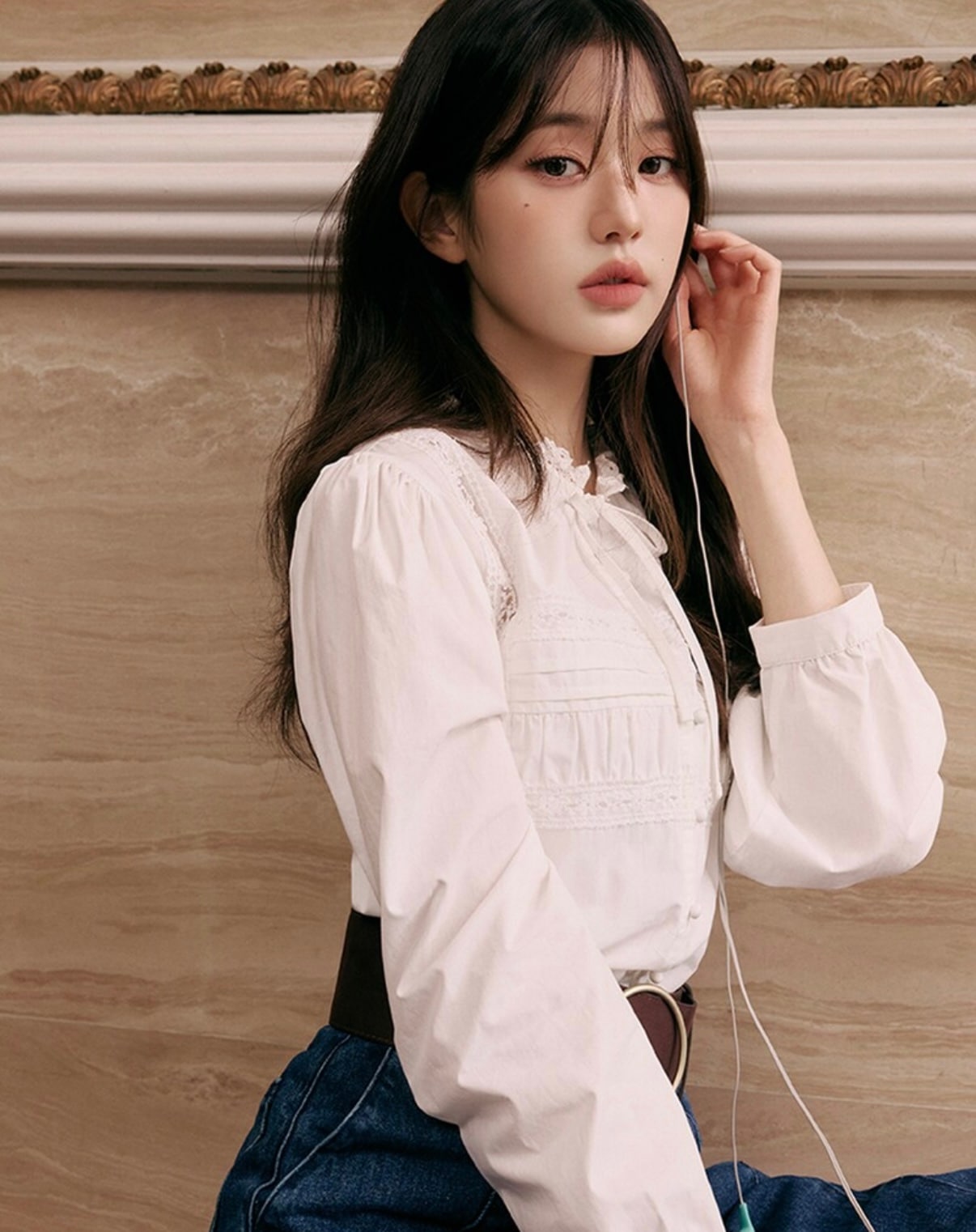 [장원영] IVE着用 Hick neck reill blouse white