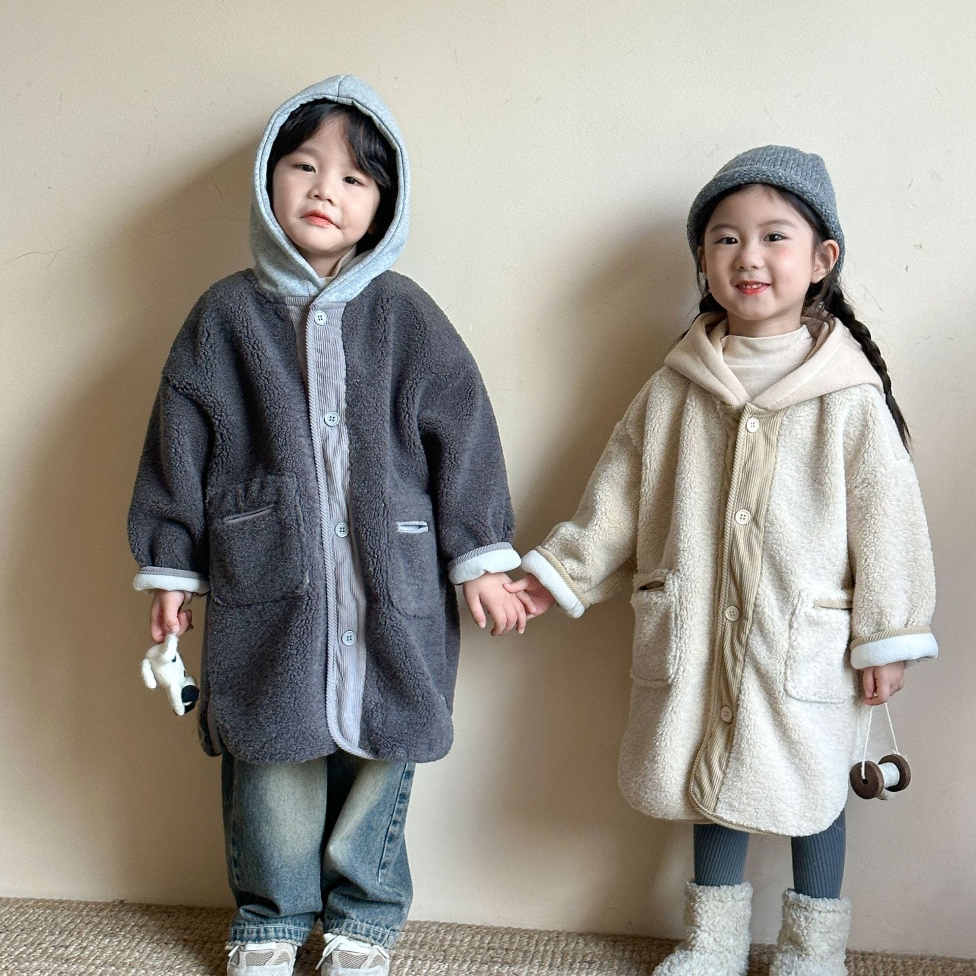 子供のラムの綿毛が帽子のコートにつながっている中長期の男女の子供コートに綿毛を厚くした新しい秋冬の赤ちゃん綿入れ裏起毛