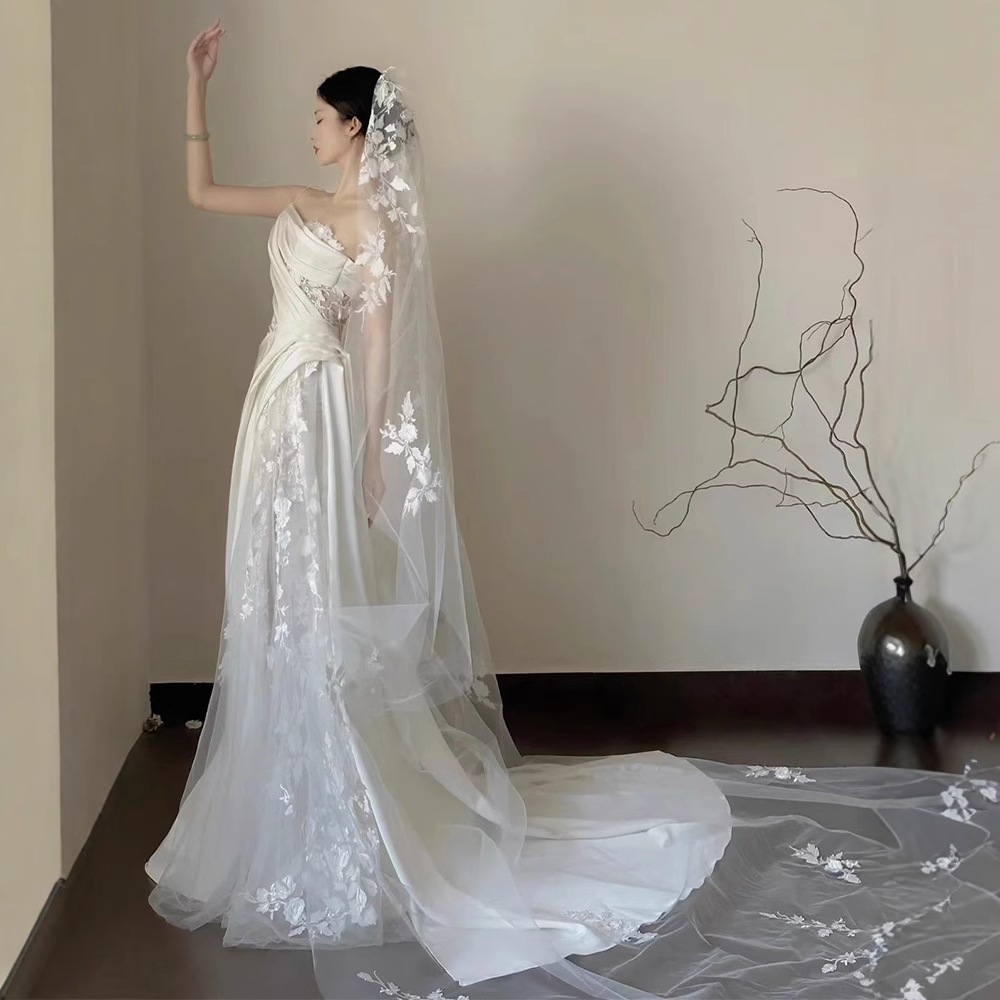 軽いウェディングドレスの新しいサテンのレースの外出糸のセクシーな胸の魚の尾のウェディングドレスのロケの軽い糸は客を迎えます