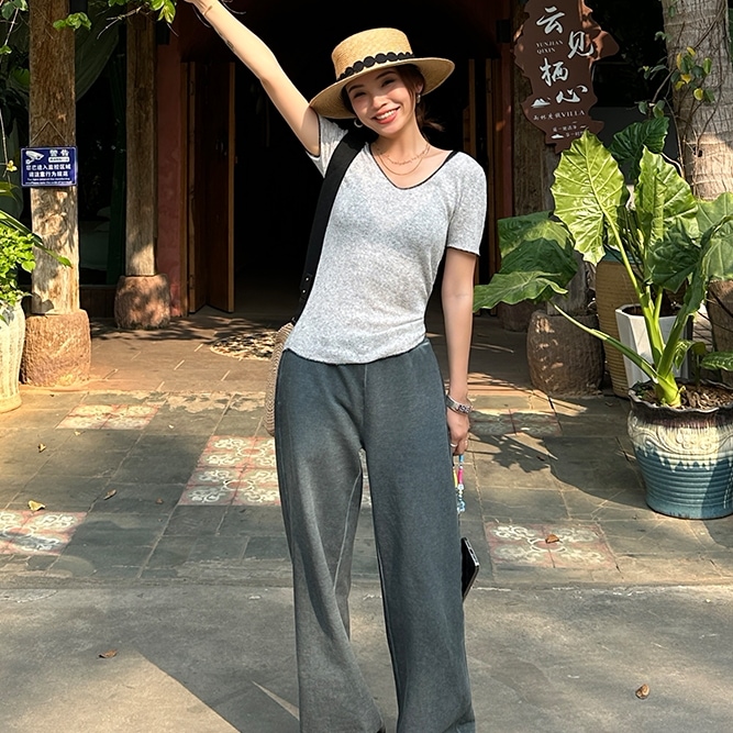 トップス カットソー Tシャツ プルオーバー ミディアム丈 半袖 Vネック インナー かわいい 大人可愛い きれいめ シンプル 上品 おしゃれ かっこいい レトロ きちんと こなれ感 個性的 主役級