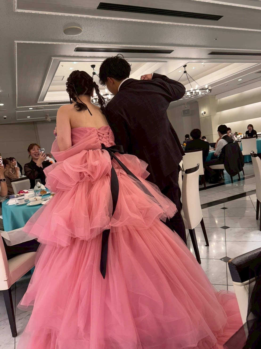 実例写真！カラードレス ローズピンク オフショルダー サッシュベルト 編み上げ 可愛い 花嫁