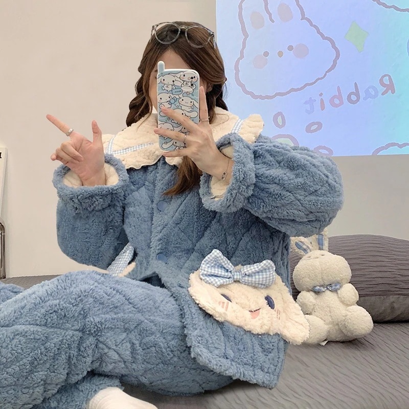 秋と冬の女性のための新しい甘いパジャマフランネル 3 層キルティングとベルベットの厚みのあるシナモン犬ホーム服