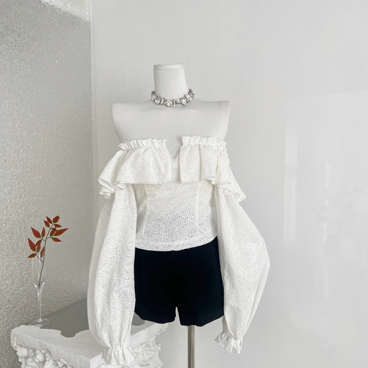 2026 秋 新作 レディース オフショルダーシャツ 透かし刺繍花辺 トップス 無地 セクシー 上品