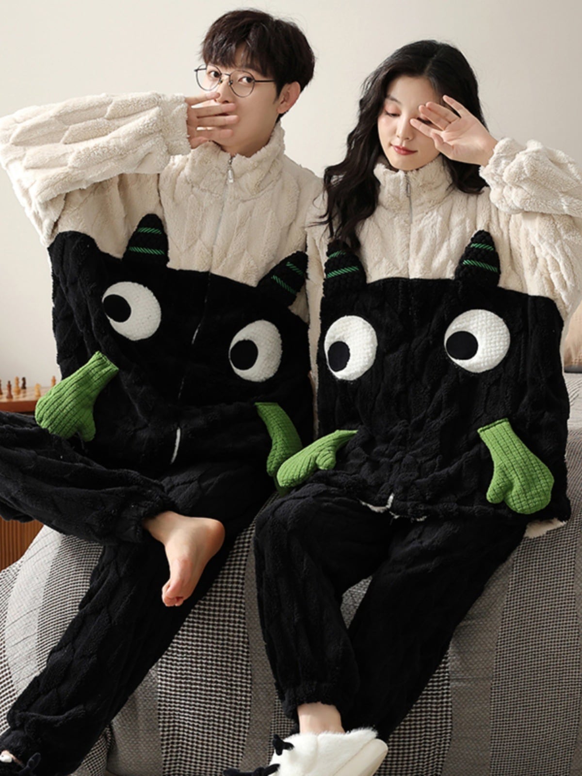 珊瑚のベルベットのパジャマのカップルのスーツのスタンドアップカラーのジッパーのセクションの家の摩耗の男性と女性は外で身に着けることができる 5,347円