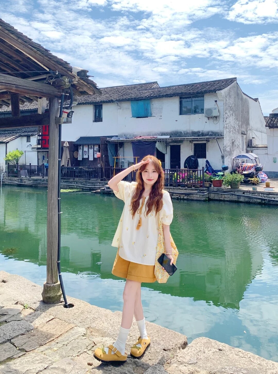 夏の服装は大きいサイズのゆったりとした多用途のパフスリーブシャツと着痩せ効果のあるワイドレッグショートパンツの2点セットで女性向けです