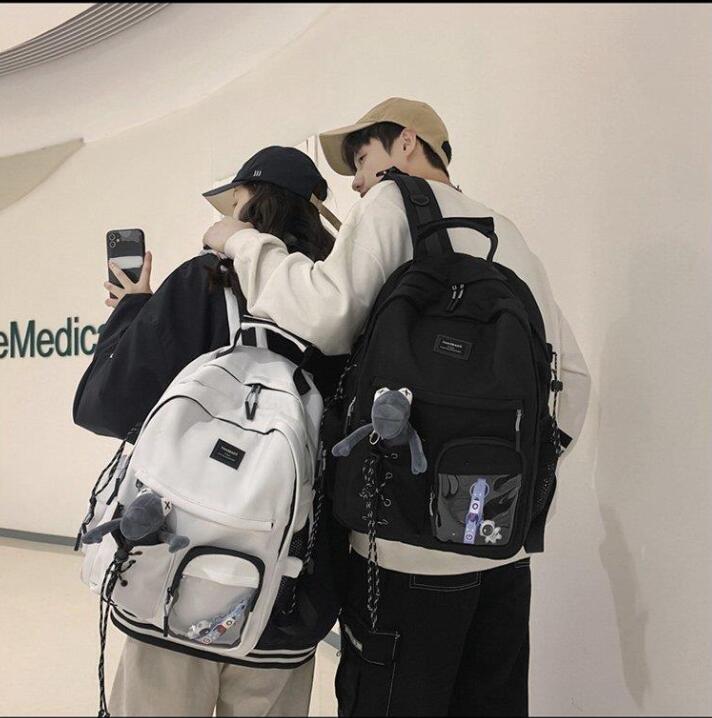 【3日で出荷】新作リュックサックです 韓国 人気カジュアルバッグで A4サイズも収納可能な大容量です 学生 修学 男女に対応しています 通勤や通学にも使える便利なリュックで 黒白2色