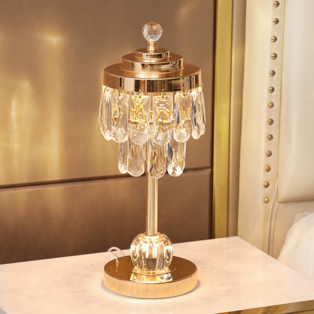 クリスタルスタンド おしゃれで贅沢な寝室のベッドサイドスタンドライト