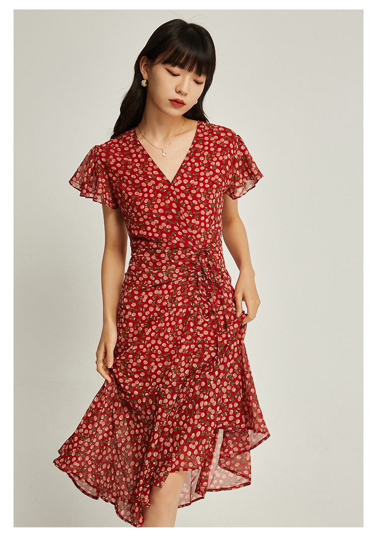 夏のフレンチシックなプリーツフィッシュテールのVネックが細身に見えるミディアムロングワンピースです