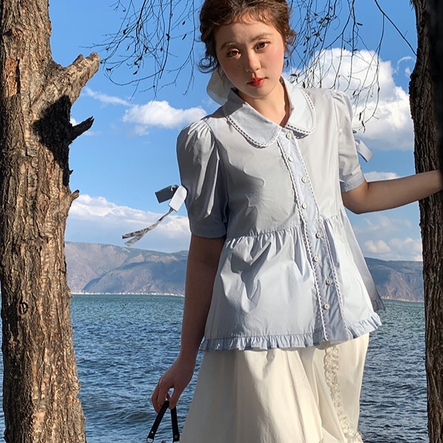 レディース シャツ 半袖 Vネック 襟付き 丸襟 フレア リボン ポケット 前開き ボタン 薄手 大人可愛い カジュアル おしゃれ かっこいい アジアン エスニック こなれ感 個性的 主役級 存在感