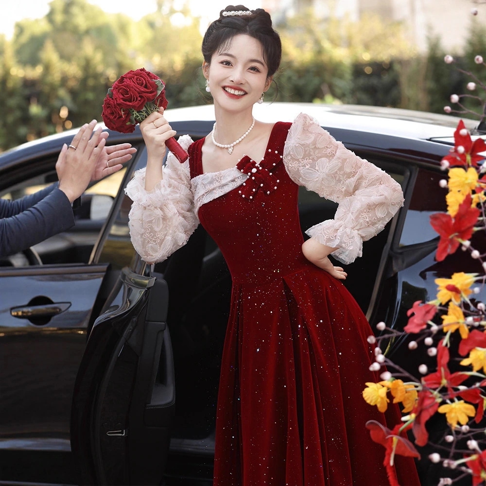 花嫁のための新しいスタイルのウェディングドレス秋冬向けのエレガントで美しいフランスの赤いベルベットの婚約ドレス