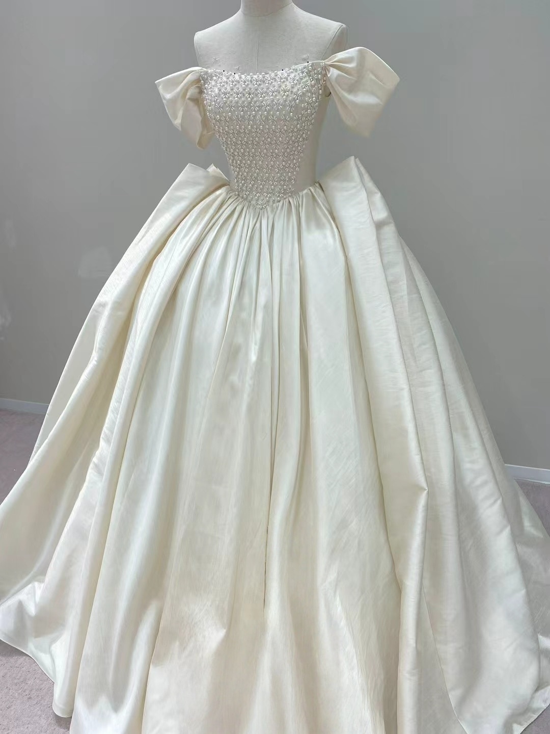 ウエディングドレス オフホワイト パール 取り外しオフショルダー 華やか 結婚式 Aライン アンティークなドレス 53,994円