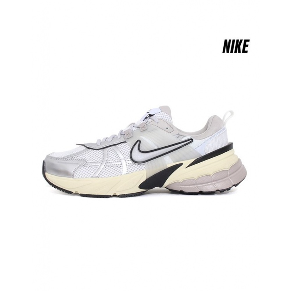 ナイキシューズナイキ V2K ランスニーカー/ランニングシューズ HJ4497-100 18,930円