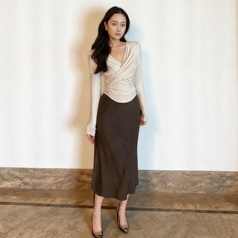 フレンチスタイルのアプリコットVネック長袖ニットトップ新しい秋冬スタイルニッチクロスオーバースリムフィットベースレイヤーショートトップ