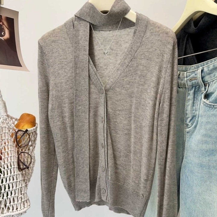 トップス カーディガン 長袖 Vネック 前開き ボタン ミディアム丈 細マフラー付き かわいい 大人可愛い きれいめ シンプル 上品 おしゃれ かっこいい カジュアル こなれ感 個性的 ラフ 主役級