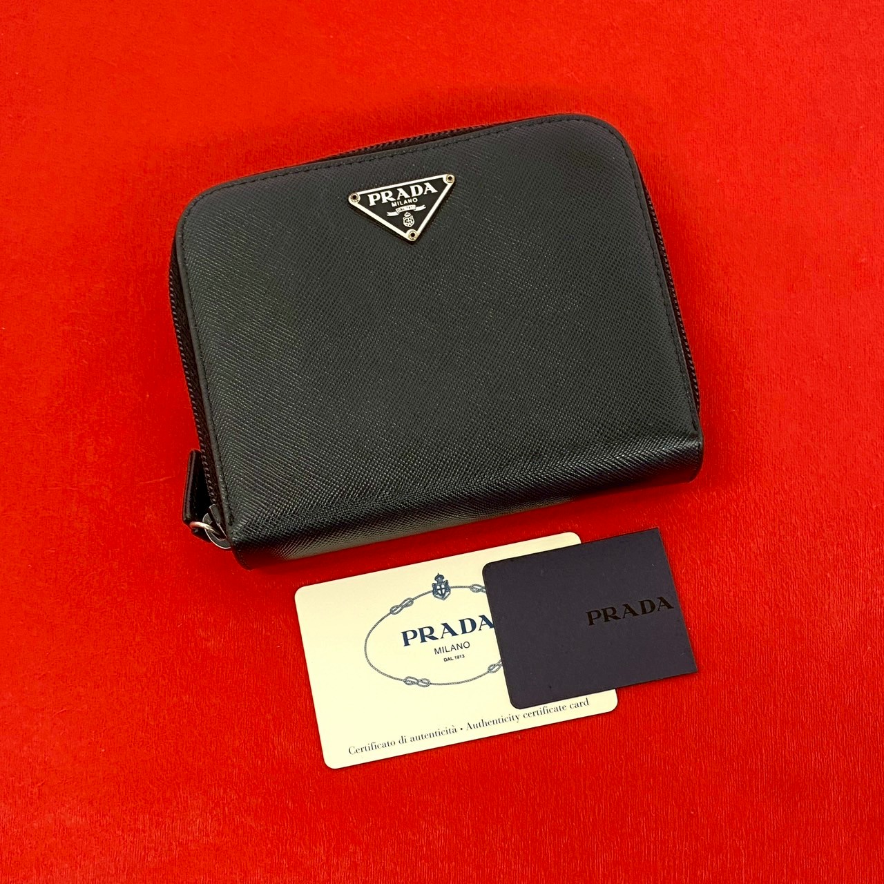 三角ロゴ 金具二つ折り財布 レザー ブラック 61539