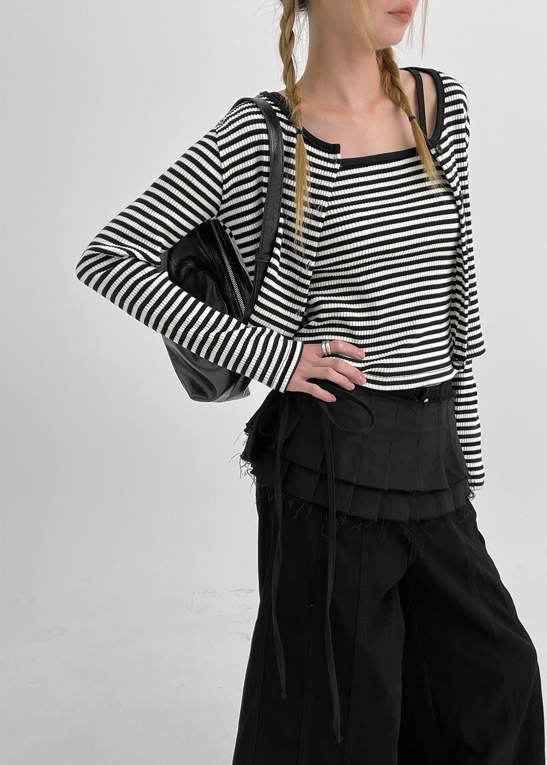 ティルカ光沢のあるレザーショルダーバッグ