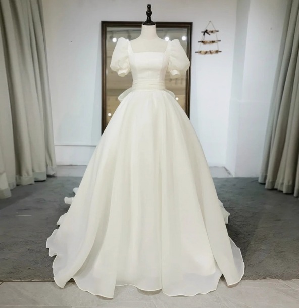ウェディングドレス スクエアネック 姫袖 大人っぽい ふわふわドレス バックリボン 結婚式