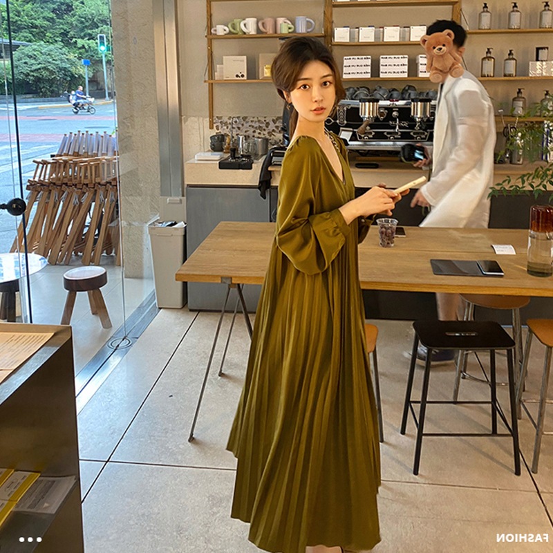 Ｖネックプリーツワンピース トップス スイート ブラウン 茶色 ロング丈 袖あり 長袖 Vネック プリーツ 大人女子 大人 上品 おしゃれ エレガント デイリーウェア レトロ レトロ風 こなれ感