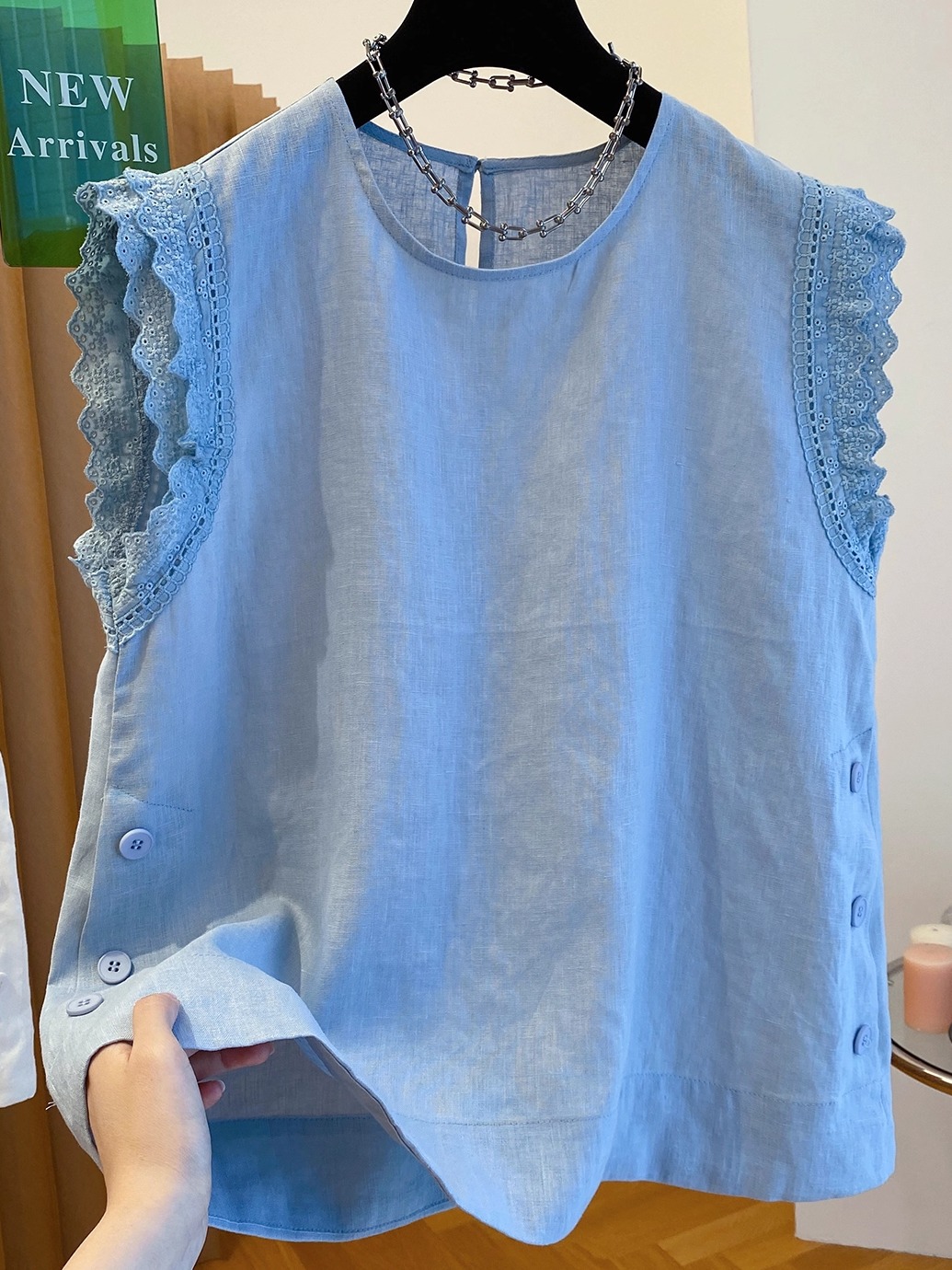 【1点ご購入 で10点プレゼントいたします】レースステッチ純綿ノースリーブトップス女2025ゆったり洋風ブルーノースリーブブラウス