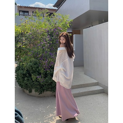 白いシャツの女性の長袖のけだるいゆったりとしたレジャーの日焼け止めカーディガンジャケットの上で薄い上着を合わせます