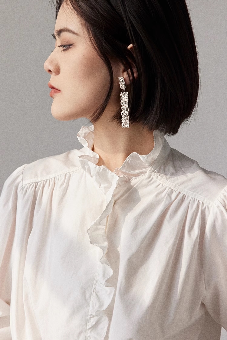 美しい トップ フレンチ スタイル レトロ 白い シック シャツ 女性 モデル 個性的 トップス シャツ 白トップス 袖あり 長袖 襟付き フレア かわいい シンプル カジュアル 大人 上品 おしゃれ