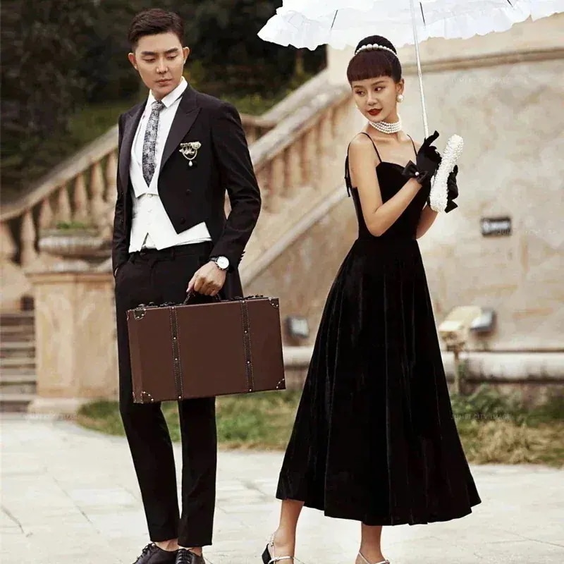 新しいレトロな黒のドレスのミッドレングスドレスの結婚式の写真の服