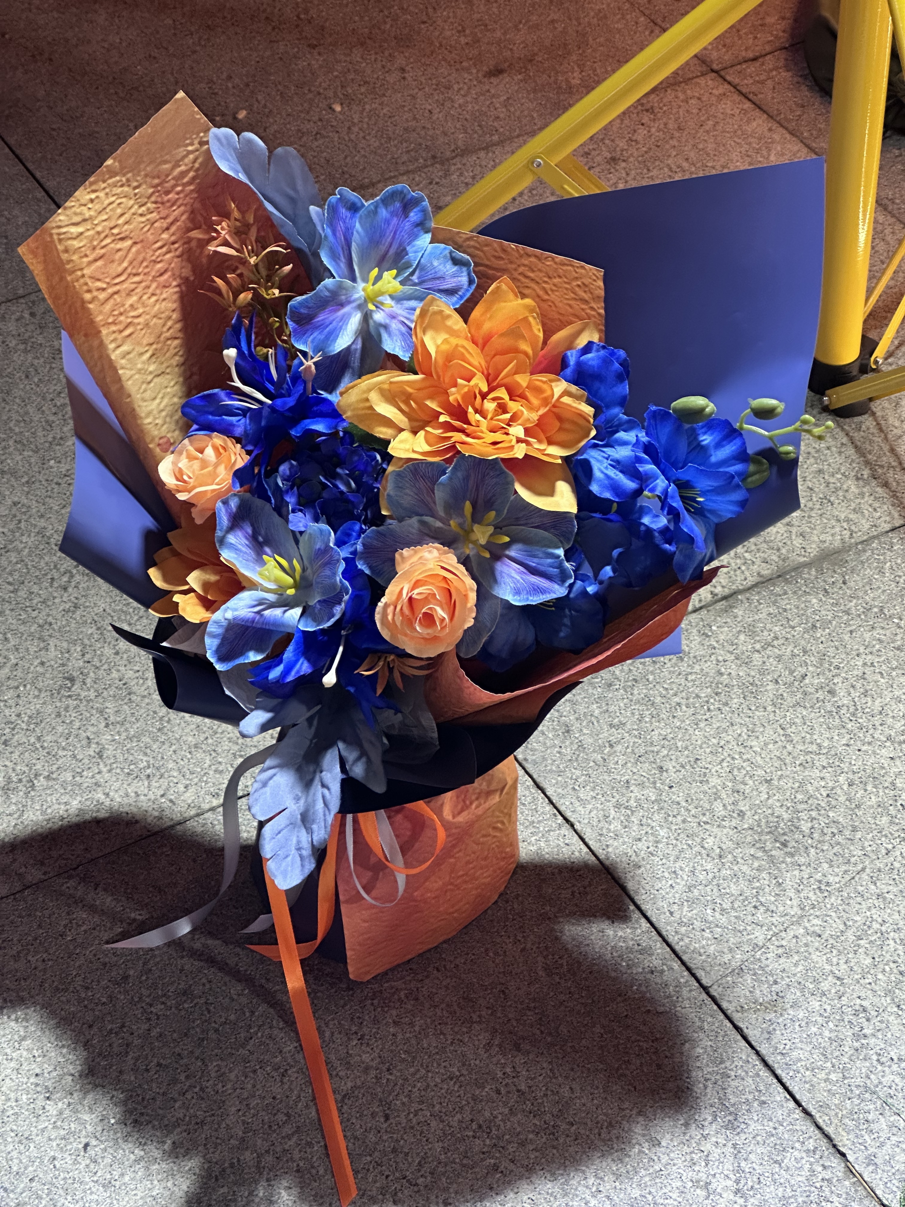 枯れない花 ブルーオレンジ造花 ギフト買い占め中 プレゼント カーネーション 花束 造花 プレゼント誕生日誕生日 贈り物 結婚記念日 退職祝い 送別会 結婚祝い 卒業式