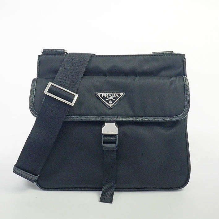 【新品同様】プラダ エナメルメタル トライアングルロゴ付 Re-Nylon メンズ 【ショルダーバッグ】