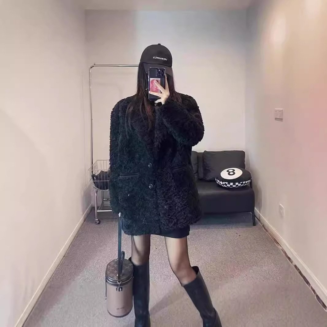 女性のための新しい冬綿黒ラムウール模造毛皮コート肥厚ルーズスーツ襟ミッドレングスの毛皮コート